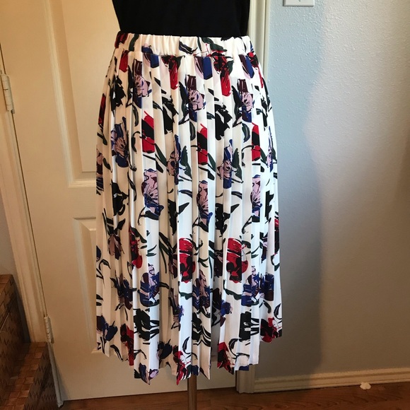 Banana Republic Factory Dresses & Skirts - Banana Republic Factory pleated floral skirt.